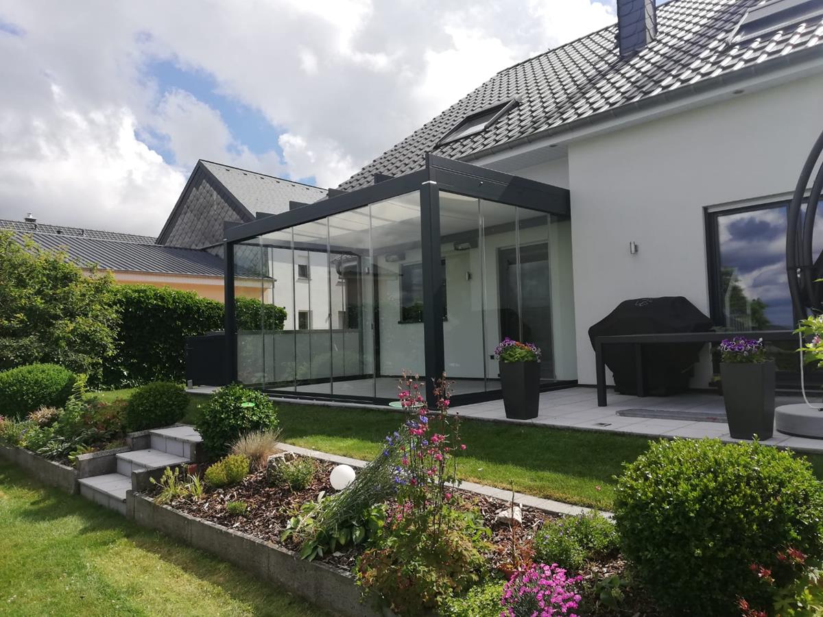 Flexible Pergola mit Glaselementen