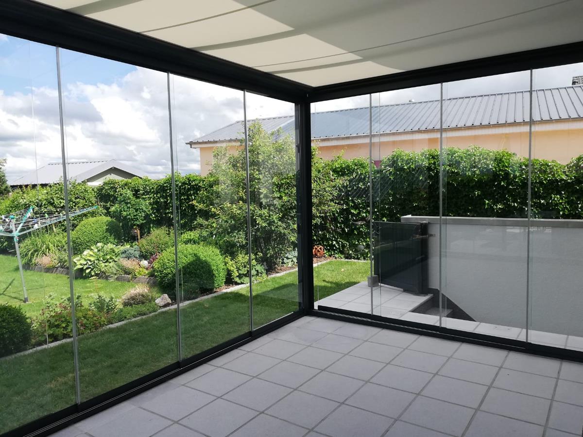 Flexible Pergola mit Glaselementen