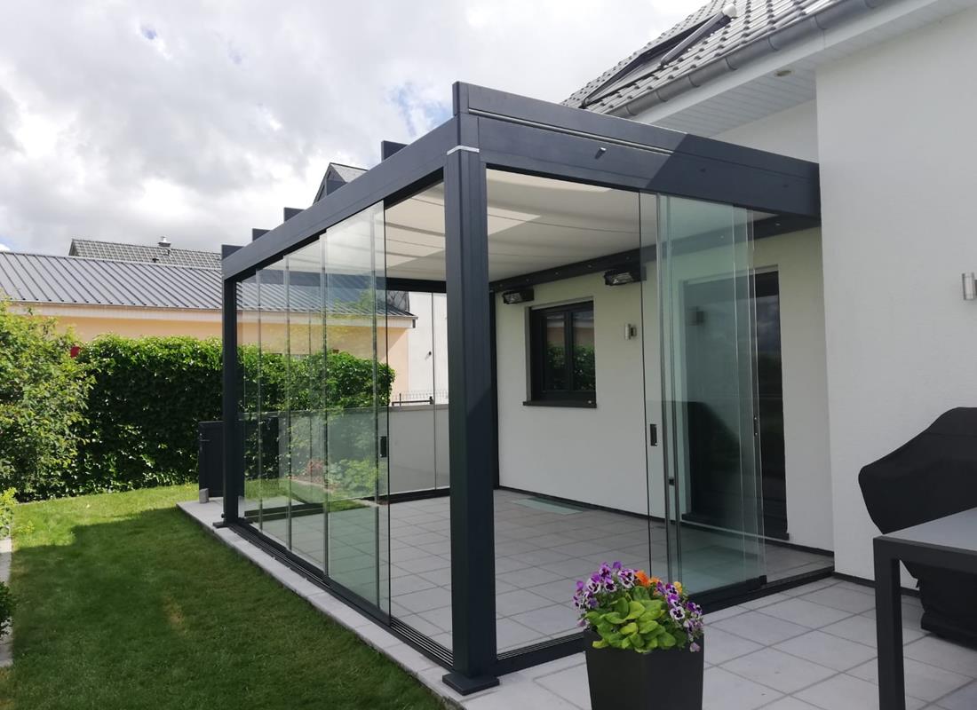 Flexible Pergola mit Glaselementen