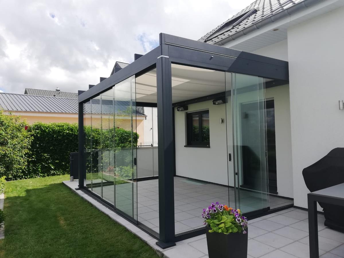Pergola flexible avec parois en verre