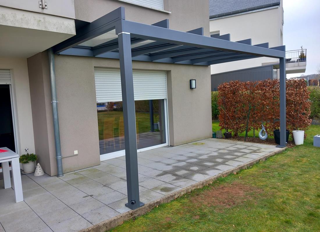 Offenes Terrassendach mit Glaselementen