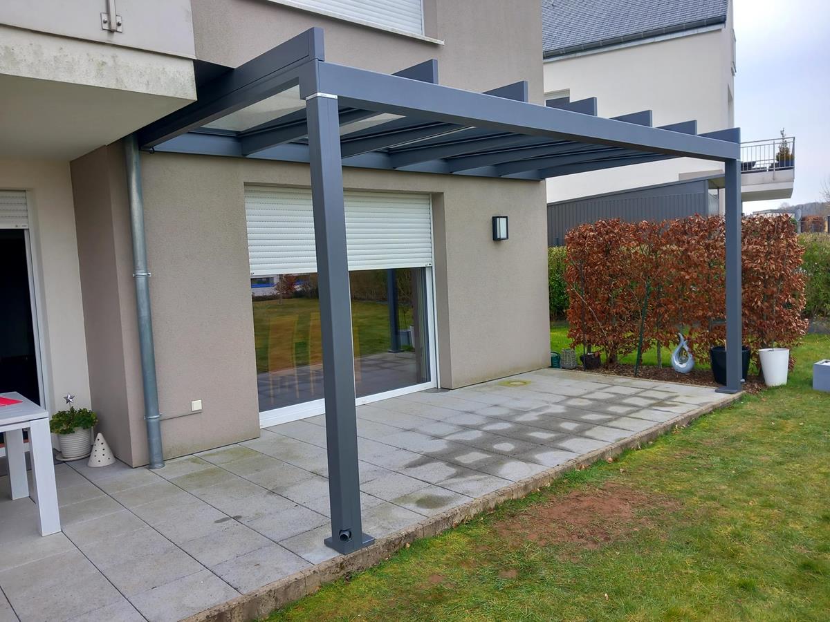 Toit terrasse ouvert avec des parois en verre